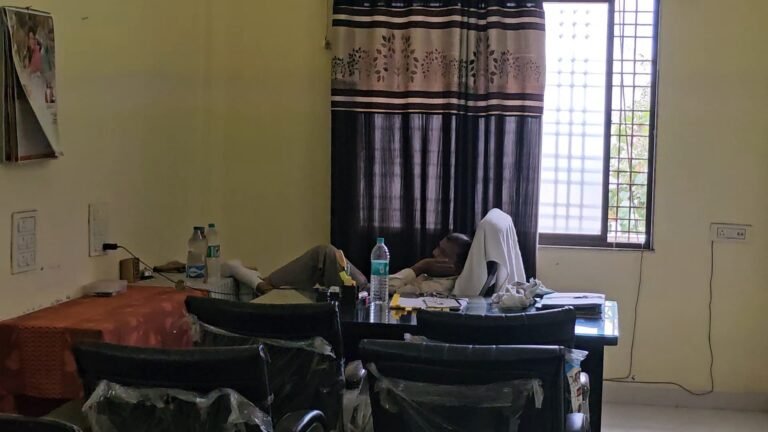 कोंडागांव कलेक्टोरेट में "नींद-प्रशासन": जनता बाहर बेहाल, अपर कलेक्टर साहब टेबल पर निहाल!